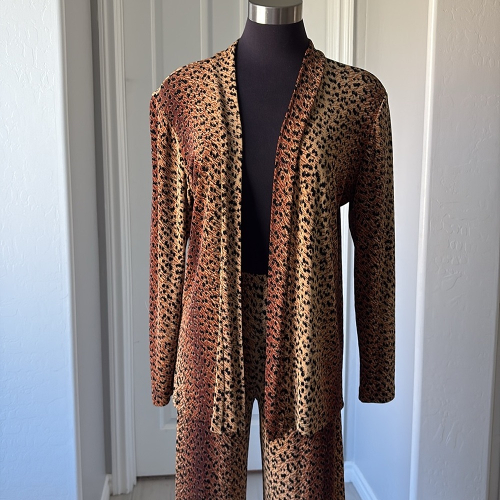 2 piece Lounge Set 🐆 - Picture 4 of 7